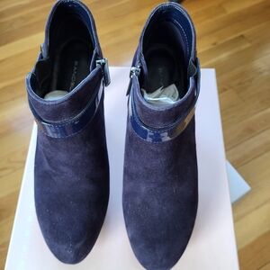 7 1/2 Bandolino Navy Suede Heeled Ankle Boots